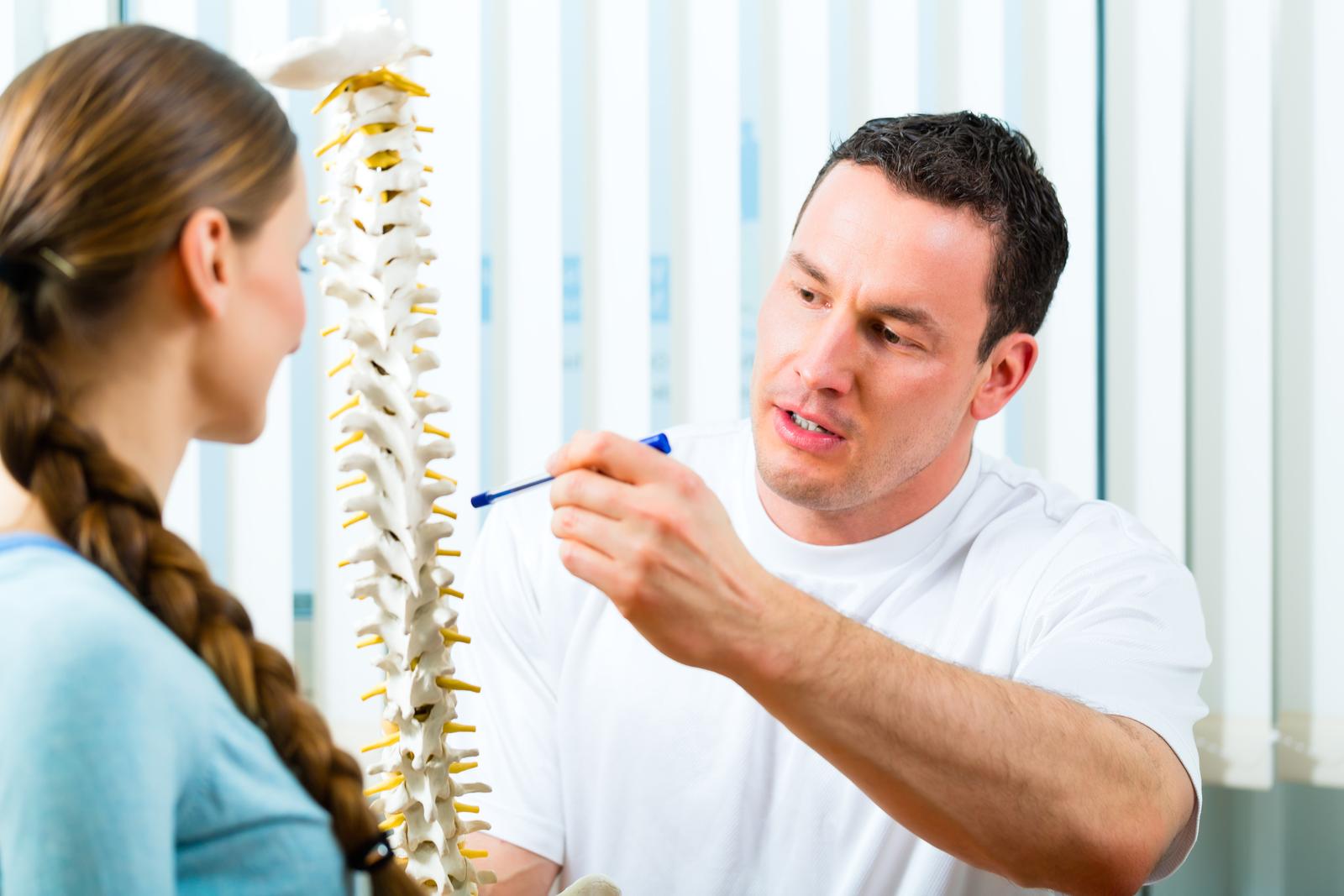 advice patient at the physiotherapy
